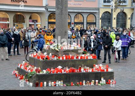 Treviri, Germania. 03 dic 2020. Le persone si levano in piedi in un minuto di silenzio in memoria delle vittime dopo il viaggio di Trier amok con morti e feriti, esattamente al momento in cui un uomo di 51 anni ha corso attraverso la zona pedonale il martedì. Le campane della Chiesa suonavano in tutto Treviri. Credit: Harald Tittel/dpa/Alamy Live News Foto Stock