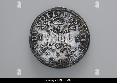 Mezzo di scambio, Anonimo, 1568, coniato, Generale: 4 x 0.2cm 40 x 2mm, peso: 28g, stemma, croce, moneta d'argento dell'imperatore Massimiliano II, coniata nel 1568. Sull'ossetto, una croce borgognona è raffigurata centralmente. L'anno 1568 è scritto su entrambi i lati. Intorno è il GEL PHS DEI G HISP Z REX DVX. Al contrario, uno stemma coronato con la catena del vello dorato intorno ad esso, con la pelle di pecora appesa in basso. E' circondato dalla circolare DOMINUS MI HI ACIVIOR, 1926 Foto Stock