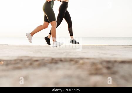 Immagine ritagliata di sport fitness donne amici correre all'aperto Foto Stock