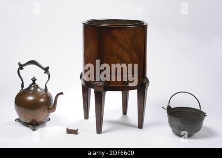 Anonimo, ultimo quarto del 18 ° secolo, ferro, rame, mogano, ottone, stufa: 45 x 28.5cm (450 x 285mm), bollitore: 25 x 21 x 14,5 cm (250 x 210 x 145 mm), stufa da tè in mogano rotonda, modello Biedermeier, su quattro gambe rettangolari alte con un cassetto rettangolare sulla parte anteriore con un anello di ferro. La stufa da tè ha un secchio di ottone con due ganci che poggia sul bordo superiore di legno della stufa da tè di legno. La stufa da tè comprende un bollitore di rame con manico alto, che è rivettato al bollitore con unghie, e un beccuccio stretto, con un coperchio con una manopola a forma di acorn. Ciò include un braciere di ferro su tre Foto Stock