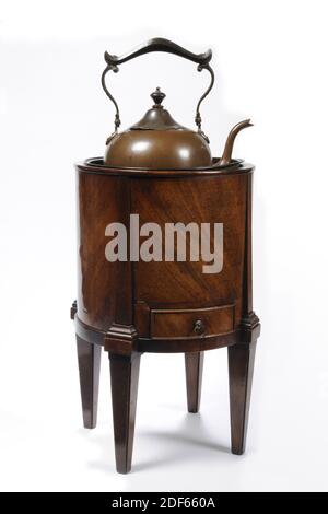 Anonimo, ultimo quarto del 18 ° secolo, ferro, rame, mogano, ottone, stufa: 45 x 28.5cm (450 x 285mm), bollitore: 25 x 21 x 14,5 cm (250 x 210 x 145 mm), stufa da tè in mogano rotonda, modello Biedermeier, su quattro gambe rettangolari alte con un cassetto rettangolare sulla parte anteriore con un anello di ferro. La stufa da tè ha un secchio di ottone con due ganci che poggia sul bordo superiore di legno della stufa da tè di legno. La stufa da tè comprende un bollitore di rame con manico alto, che è rivettato al bollitore con unghie, e un beccuccio stretto, con un coperchio con una manopola a forma di acorn. Ciò include un braciere di ferro su tre Foto Stock
