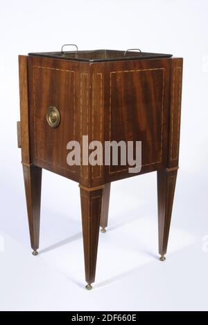 stufa, Anonimo, ultimo quarto del 18 ° secolo, rame, metallo, mogano, legno di limoni, intarsiato, stufa da tè: 51.3 x 27.6 x 27.6cm (513 x 276 x 276mm), vassoio di rame: 24.3 x 24.5 x 20cm (243 x 245 x 200mm), stufa da tè mogano quadrata intarsiata con legno di limone. Il lavoro a inserto è costituito da tubazioni sottili. La stufa si trova su quattro gambe ed ha un cassetto con una manopola in metallo placcato oro e un anello di supporto in metallo placcato oro su entrambi i lati. Le gambe sono quadrate e rastremate. Sui raccordi degli anelli di supporto è raffigurato un vaso. Nella stufa è un vassoio di rame con due maniglie. Il vassoio di rame poggia su Foto Stock