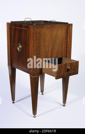 stufa, Anonimo, ultimo quarto del 18 ° secolo, rame, metallo, mogano, legno di limoni, intarsiato, stufa da tè: 51.3 x 27.6 x 27.6cm (513 x 276 x 276mm), vassoio di rame: 24.3 x 24.5 x 20cm (243 x 245 x 200mm), stufa da tè mogano quadrata intarsiata con legno di limone. Il lavoro a inserto è costituito da tubazioni sottili. La stufa si trova su quattro gambe ed ha un cassetto con una manopola in metallo placcato oro e un anello di supporto in metallo placcato oro su entrambi i lati. Le gambe sono quadrate e rastremate. Sui raccordi degli anelli di supporto è raffigurato un vaso. Nella stufa è un vassoio di rame con due maniglie. Il vassoio di rame poggia su Foto Stock