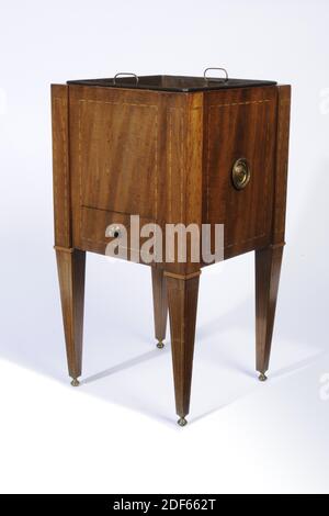 stufa, Anonimo, ultimo quarto del 18 ° secolo, rame, metallo, mogano, legno di limoni, intarsiato, stufa da tè: 51.3 x 27.6 x 27.6cm (513 x 276 x 276mm), vassoio di rame: 24.3 x 24.5 x 20cm (243 x 245 x 200mm), stufa da tè mogano quadrata intarsiata con legno di limone. Il lavoro a inserto è costituito da tubazioni sottili. La stufa si trova su quattro gambe ed ha un cassetto con una manopola in metallo placcato oro e un anello di supporto in metallo placcato oro su entrambi i lati. Le gambe sono quadrate e rastremate. Sui raccordi degli anelli di supporto è raffigurato un vaso. Nella stufa è un vassoio di rame con due maniglie. Il vassoio di rame poggia su Foto Stock