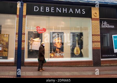 High Street, Southend on Sea, Essex, Regno Unito. 3 dicembre 2020. Nonostante il freddo e il clima umido, i clienti sono fuori in High Street a Southend on Sea, compresa la visita al centro commerciale Debenhams, in difficoltà Foto Stock