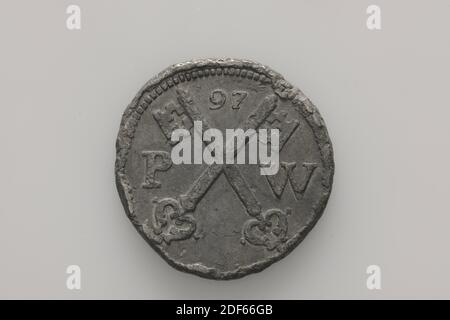 Povero piombo, Anonimo, 1758, colpito, piombo rotondo o piombo della torba, colpito per la diaconia vallone. Sulla parte anteriore una casa di torba con l'anno 1758 nel cut-off. Sul retro i tasti Leiden con su entrambi i lati una lettera, P e W. all'intersezione dei tasti è colpito il numero 89, Generale: 3.4 x 0,2cm (34 x 2mm), peso: 14,2g Foto Stock