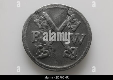 Povero piombo, Anonimo, 1758, colpito, piombo rotondo o piombo della torba, colpito per la diaconia vallone. Sulla parte anteriore una casa di torba con l'anno 1758 nel cut-off. Sul retro i tasti Leiden con su entrambi i lati una lettera, P e W. all'intersezione dei tasti è colpito il numero 89, Generale: 3.4 x 0,2cm (34 x 2mm), peso: 14,2g Foto Stock