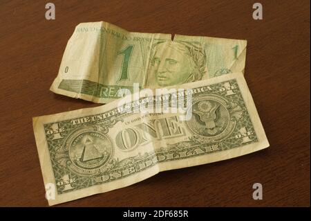 Un vero brasiliano e un dollaro sul tavolo Foto Stock