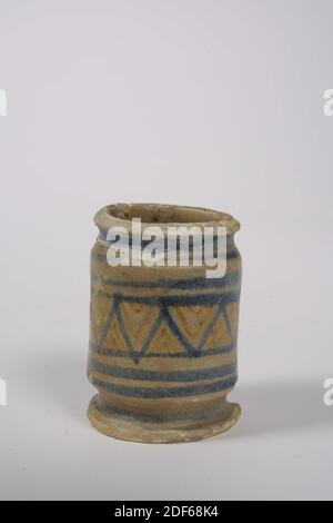 Vaso d'unguento, Anonimo, ultimo quarto del 16 ° secolo, glassa di stagno, terracotta, Generale: 6.4 x 4,8 cm, vaso d'unguento cilindrico in maiolica di terracotta grigia, smaltato con anelli orizzontali e motivo a zigzag in smalto blu e arancio. Sul fondo è scritto in inchiostro LOKHORST 1964 P. LEIDEN No. 14, 1972 Foto Stock