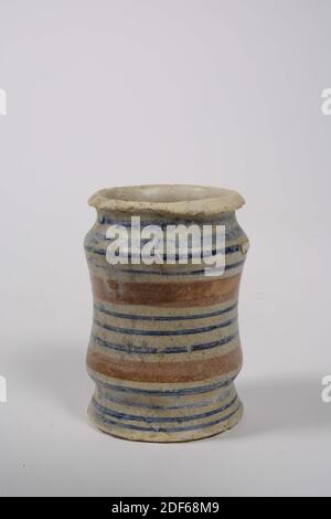 Vaso d'unguento, Anonimo, ultimo quarto del XVI secolo, smalto in stagno, terracotta, Generale: 6.7 x 4,8 cm (67 x 48 mm), vaso d'unguento cilindrico in maiolica di terracotta grigia, smaltato con strisce orizzontali in smalto blu e arancio. In basso è scritto LOKHORST 1964 R LEIDEN No. 15 V5, 1972 Foto Stock