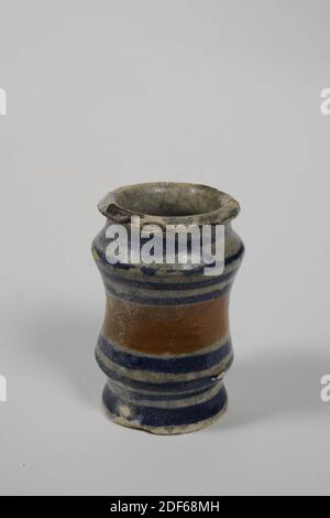 Vaso d'unguento, Anonimo, ultimo quarto del XVI secolo, smalto in stagno, terracotta, Generale: 5.1 x 3,5 cm (51 x 35 mm), vaso d'unguento cilindrico in maiolica in terracotta grigia, smaltato con decorazione con otto anelli orizzontali in smalto blu e un'ampia banda al centro in smalto arancio. In basso è scritto LOKHORST 1964 R LEIDEN No. 16 V5, 1972 Foto Stock