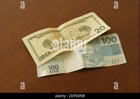 20 dollari di legge che vale un 100 brasiliano reais fattura su un tavolo nel dicembre 2020. Foto Stock