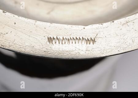 Ewer, Frans Jansz. Maerschalck, 1641, Generale: 29.4 x 26.5 x 14,5 cm (294 x 265 x 145 mm), stemma cittadino, cornice a specchio intagliata dorata, con lo stemma coronato della città di Leida in cima, con le due chiavi incrociate, tra due leoni come porta-scudo. La parte superiore ad arco ha una forma a S con foglie di acanto intagliate che assumono forme a S. Lo stemma è bianco, la corona e la parte superiore sono dorate e i leoni e le chiavi Leiden sono verniciati di rosso. Il telaio rotondo dritto color oro è dritto al centro con foglie di quercia laccate marroni appesi e piegato con C- Foto Stock