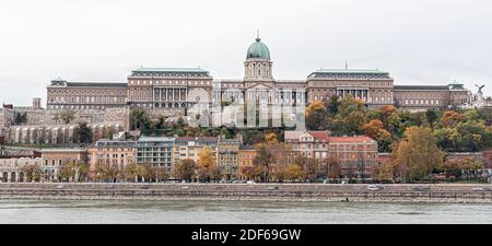 Fiume Danubio a Budapest in un giorno di autunno piovoso. Foto Stock