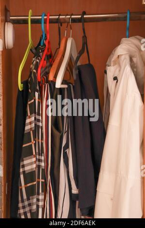 Vestiti sull'appendiabiti, nell'armadio, moda Foto Stock