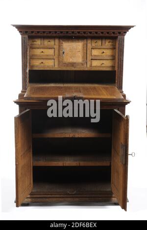 Secretaire (mobili), Anonimo, prima metà del 17 ° secolo, metallo, quercia, frassino, intarsiato, Generale: 168 x 107.5 x 49.4cm (1680 x 1075 x 494mm), scrittoio o segretaria con una copertina di scrittura in alto e in basso due porte. Le parti sono allentate e possono essere unite. Le porte insieme formano un pannello trasversale. L'armadietto ha un cornice piatto e stili semplici. Nella parte anteriore della metà superiore del mobile, si trovano strette fasce di legno scuro (legno di frassino) intarsiate nei montanti e nei pannelli. Ci sono otto cassetti dietro la linguetta di scrittura: Due cassetti rettangolari stretti su entrambi i lati con due piccoli larghi Foto Stock