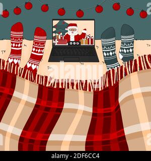 Due persone sono sul letto con calzini a maglia rosso e blu. Stanno guardando al portatile, è videochiamata con Babbo Natale con regali, che sta sventolando ha Illustrazione Vettoriale