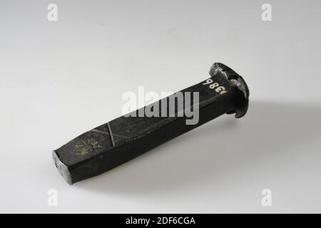 Francobollo (per panni), Anonimo, XVII secolo-XVIII secolo, francobollo allungato in ferro con superficie di francobollo rettangolare su cui è speculare il numero 41. Il timbro ha inchiostro scritto 237 (sopra la riga) e 1.79 (sotto la riga). Il francobollo è decorato con una croce singola su un lato, Generale: 10.3 x 3 x 2.7cm (103 x 30 x 27mm), superficie francobollo: 1.1 x 1.8cm (11 x 18mm Foto Stock