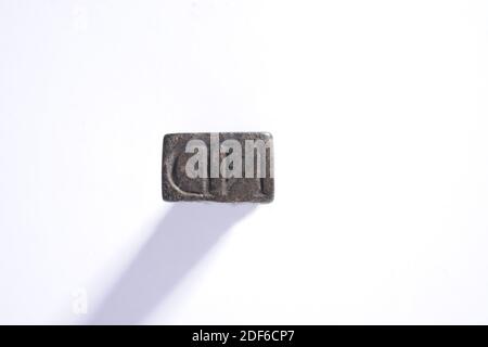 Francobollo (per i fili di stoffa), Anonimo, XVII secolo-XVIII secolo, francobollo di ferro per i panni con la lettera N D. il francobollo è di forma rettangolare allungata con un piano sporgente, Generale: 10.3 x 2.2 x 1,9 cm ( 103 x 22 x 19 mm), francobollo: 1.1 x 1,8 cm (11 x 18 mm Foto Stock