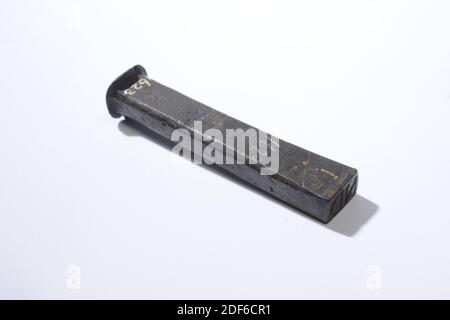 Francobollo (per i fili di stoffa), Anonimo, XVII secolo-XVIII secolo, francobollo di ferro per i panni con la lettera N D. il francobollo è di forma rettangolare allungata con un piano sporgente, Generale: 10.3 x 2.2 x 1,9 cm ( 103 x 22 x 19 mm), francobollo: 1.1 x 1,8 cm (11 x 18 mm Foto Stock