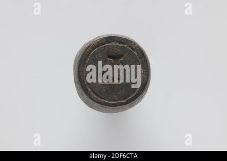 Una rosa e LEYDS MERCI, francobollo (per panni), Anonimo, XVII secolo-XVIII secolo, Generale: 17.4 x 6cm (174 x 60mm), timbro superficie: 4cm (40mm), francobollo allungato in ferro con una superficie di francobollo rotonda su cui speculare la lettera L è coperta da una rosa. Sopra è raffigurata una corona. È circondato da un'immagine speculare con LEYDS GOEDT. Lungo il bordo si trova un confine con gigli, giglio, rosa Foto Stock