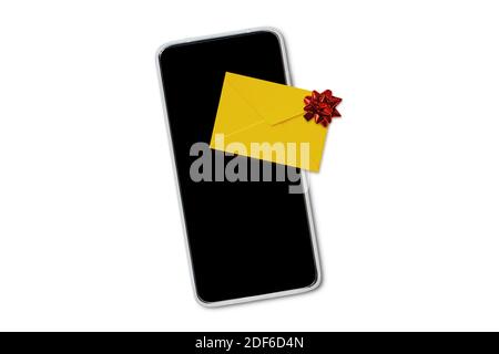 Busta gialla con prua e smartphone su sfondo bianco - Concetto di mailing e regalo Foto Stock