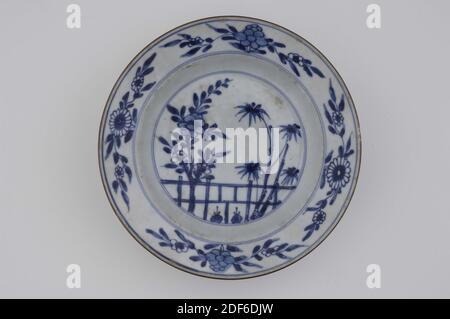 Piatti, Anonymous, ultimo quarto del 18 ° secolo, porcellana, smalto, 22 cm, fiore, bambù, piatto di porcellana cinese con una parete circonferenziale e il bordo di diffusione. Decorato in blu sottobosco con sul bambù piatto e una pianta fiorente vicino ad una recinzione. Sul bordo quattro gruppi di fiori di alternanza di un pony e di un crisantemo con lavorazione a foglia. Due rami dipinti di schizzo sul retro. Non contrassegnato, 1969 Foto Stock