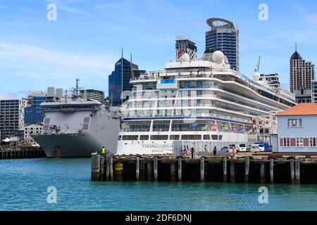La nave da crociera 'Viking Orion' e la nave Marina della Nuova Zelanda HMNZS Canterbury nel Porto di Auckland, Nuova Zelanda Foto Stock