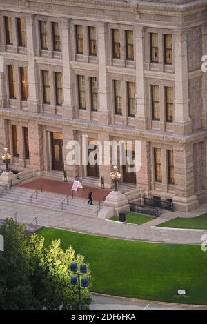 15 agosto 2020 Austin, Texas: Dettagli architettonici del Campidoglio del Texas e dei suoi terreni durante un'alba mattutina estiva, guardando ad est dal Westgate Building nel centro di Austin. © Bob Daemmrich Foto Stock