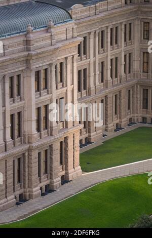 15 agosto 2020 Austin, Texas: Dettagli architettonici del Campidoglio del Texas e dei suoi terreni durante un'alba mattutina estiva, guardando ad est dal Westgate Building nel centro di Austin. © Bob Daemmrich Foto Stock