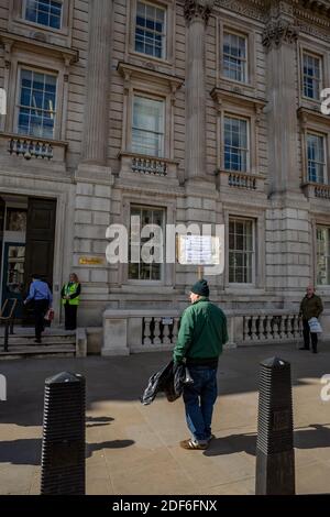 Londra, Regno Unito - 25 marzo 2019: Un uomo protesta per la Brexit senza un accordo di ritiro davanti al Gabinetto Office, 70 Whitehall, Londra. Foto Stock