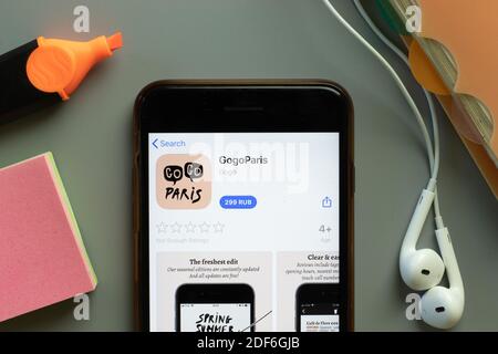 New York, USA - 1 dicembre 2020: Icona dell'app mobile GogoParis sulla vista dall'alto dello schermo del telefono, editoriale illustrativo. Foto Stock