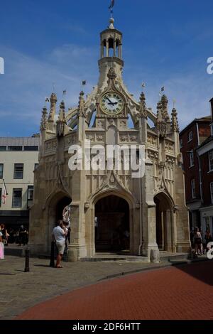 Chichester Cross è un'elaborata croce di mercato perpendicolare nel centro della città di Chichester, Sussex occidentale, che si trova all'intersezione della Foto Stock