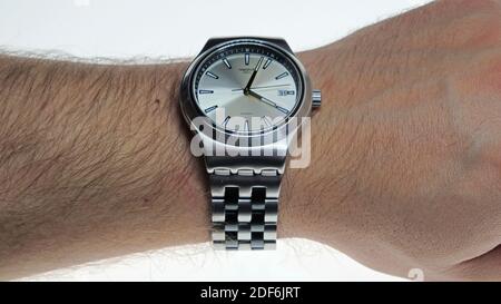 Orologio Swatch con elegante catena sulla mano Foto Stock