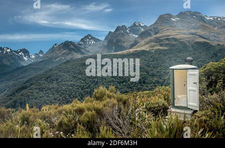 Servizi igienici in remoto in Nuova Zelanda Humboldt di montagne lungo la famosa pista Routeburn Foto Stock