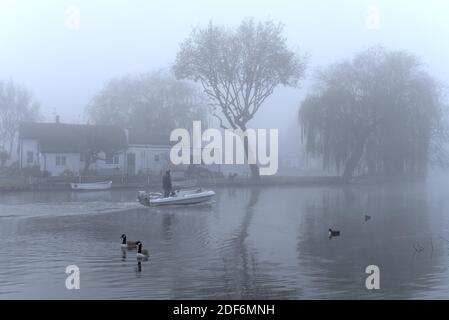 Il lungofiume di Shepperton in un freddo e foggy giorno degli inverni, Surrey England UK Foto Stock