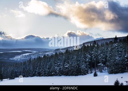 Snezka, la montagna più alta della Repubblica Ceca, le montagne di Krkonose, nevoso giorno d'inverno, l'osservatorio di meteo polacco e ufficio postale ceco Postovna Foto Stock