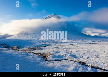 Glen Coe, Scozia, Regno Unito. 3 dicembre 2020. Un fronte freddo ha portato la prima nevicata nelle Highlands scozzesi. Rannoch Moor e Glen Coe sono coperti in diversi centimetri di neve. Il sole luminoso durante tutta la giornata ha creato splendidi paesaggi invernali. Nella foto; Buachaille Etive Mor avvolta nella nebbia. Iain Masterton/Alamy Live News Foto Stock