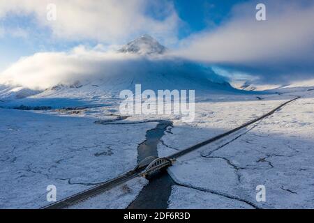 Glen Coe, Scozia, Regno Unito. 3 dicembre 2020. Un fronte freddo ha portato la prima nevicata nelle Highlands scozzesi. Rannoch Moor e Glen Coe sono coperti in diversi centimetri di neve. Il sole luminoso durante tutta la giornata ha creato splendidi paesaggi invernali. Nella foto; Buachaille Etive Mor avvolta nella nebbia. Iain Masterton/Alamy Live News Foto Stock