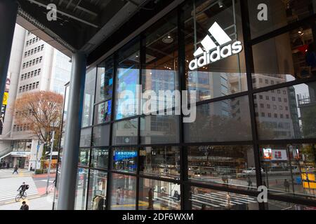 Tokyo, Giappone. 3 dicembre 2020. Logo Adidas e negozio a Shibuya. Credit: Stanislav Kogiku/SOPA Images/ZUMA Wire/Alamy Live News Foto Stock