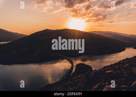 Un maestoso paesaggio nuvoloso al tramonto con il cielo luminoso sopra un bellissimo paesaggio naturale Foto Stock