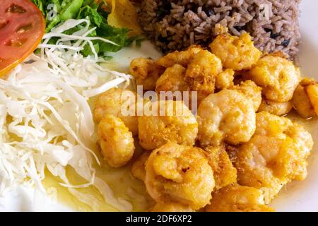 Cucina cubana, gamberi cotti con riso congri e insalata Foto Stock