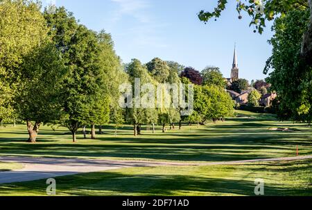 Vista della chiesa di St. Marys dal Wimbledon Golf Club di Londra UK Foto Stock