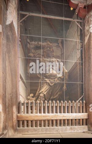 La Grande porta Sud (nandaimon), la statua di Kongōrikishi un-gyo, il tempio di Tōdai-ji, la città di Nara, la Prefettura di Nara, Giappone Foto Stock