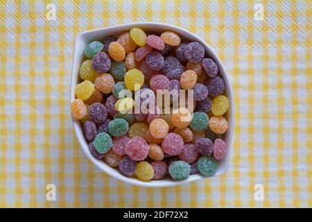 Rowntrees Jelly Tots dolci in ciotola su tovagliolo serviette Foto Stock