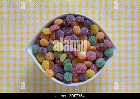 Rowntrees Jelly Tots dolci in ciotola su tovagliolo serviette Foto Stock