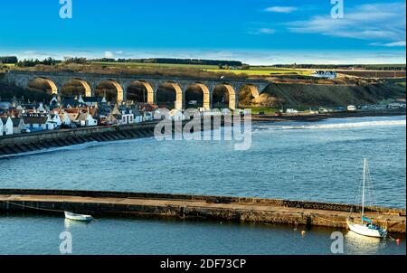 CULLEN BAY MORAY COSTA SCOZIA VISTA SULLA ZONA DEL PORTO VERSO LA FERROVIA VIADUCT Foto Stock