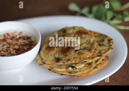 Un sano pane piatto indiano chiamato Methi poori fatto di farina integrale mescolata con foglie di Fenugreek, buon sapore se servito con cagliata mescolata con indiana Foto Stock