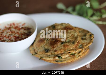 Un sano pane piatto indiano chiamato Methi poori fatto di farina integrale mescolata con foglie di Fenugreek, buon sapore se servito con cagliata mescolata con indiana Foto Stock