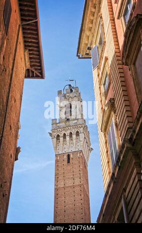 Antichi edifici e torre - Piazza del campo - Siena - Italia Foto Stock